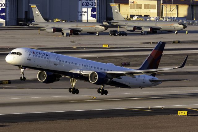 BOEING 757-300 (N588NW)