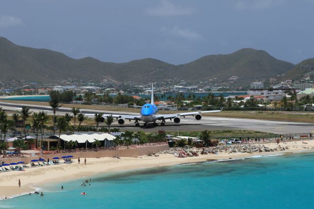 Boeing 747-400 (PH-BFL) - KLM B747-400 PH-BFL about to depart from St Maarten.