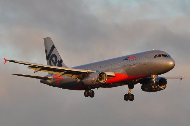 Airbus A320 (VH-VQR)