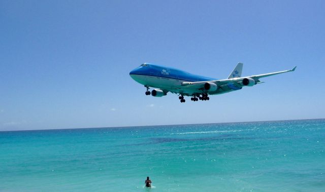 Boeing 747-200 — - A typical Sunday afternoon at Maho Beach in St. Martin in the Dutch West Indies.