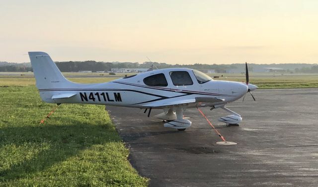 Cirrus SR-20 (N411LM) - On the ramp at Mac Jets FBO on a warm August morning. 