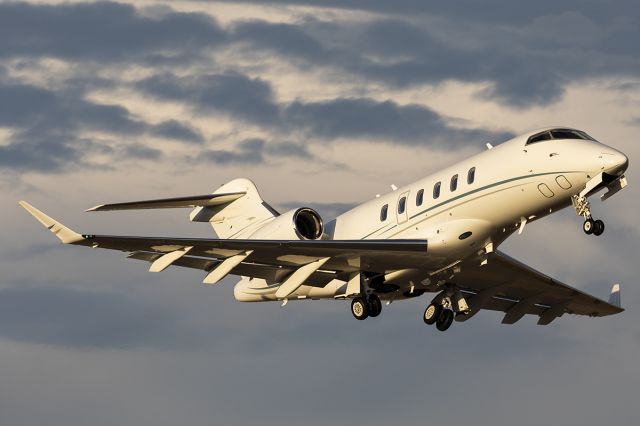 Bombardier Challenger 300 (N358MH)