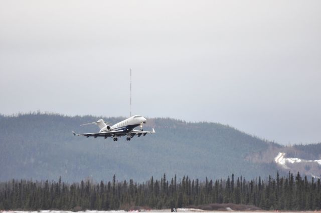 Bombardier Challenger 300 (N532FX) - off runway 08