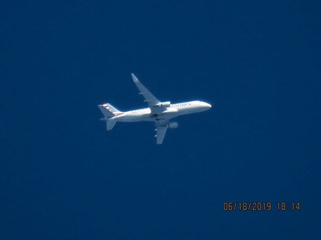 Embraer 175 (N266NN)