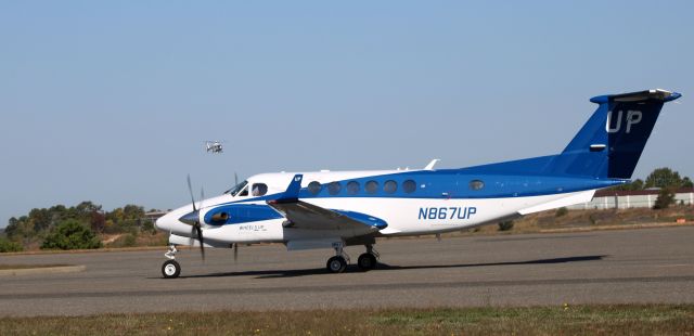 Beechcraft Super King Air 350 (N867UP) - Taxiing to parking is this 2017 "Wheels Up" Beechcraft Super King 350i in the Autumn of 2022.