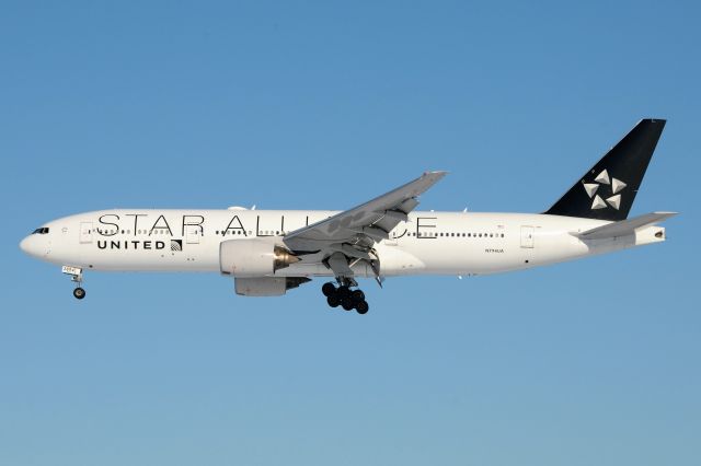Boeing 777-200 (N794UA)