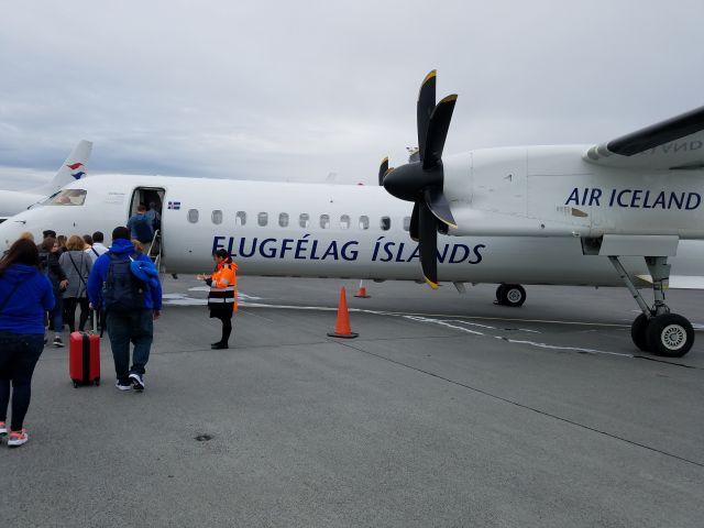 de Havilland Dash 8-400 (TF-FXI) - Leaving BIKF for BFS.