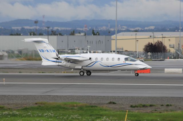 Piaggio P.180 Avanti (XB-KSW) - Landing on 15 from the north