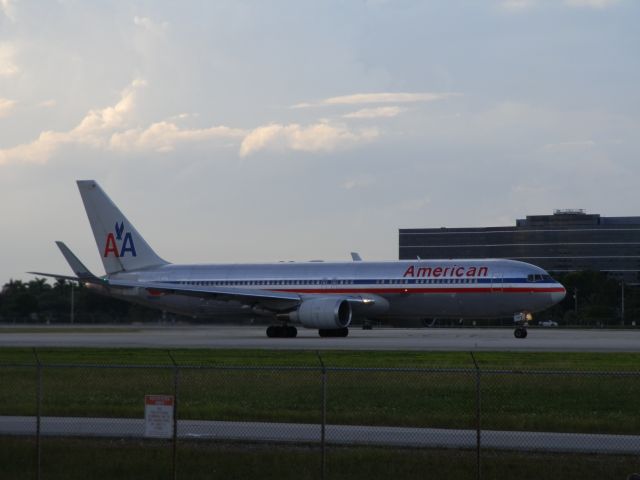 BOEING 767-300 (N352AA)