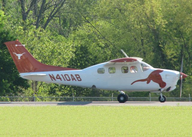 Cessna Centurion (N410AB) - Starting to roll for take off on 14 at Downtown Shreveport.