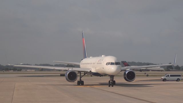 Boeing 757-200 (N535US) - ex-NWA