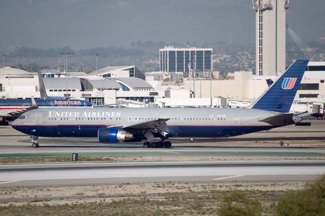 BOEING 767-300 (N647UA)