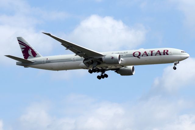 BOEING 777-300 (A6-BEM) - 'Qatari 743' arriving from Doha