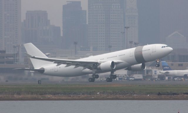 Airbus A330-200 (A7-HHM) - Qatar Amiri Flight taking off on Logans 4R
