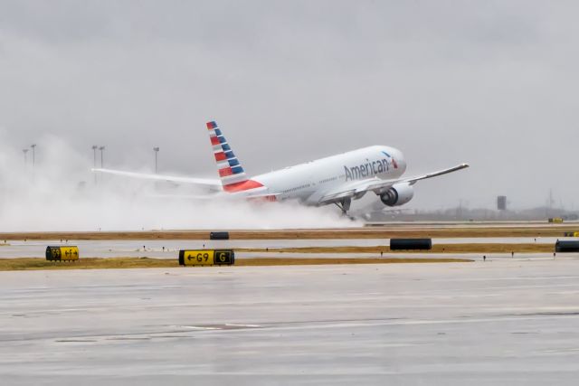 Boeing 777-200 —