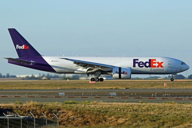 Boeing 777-200 (N864FD)