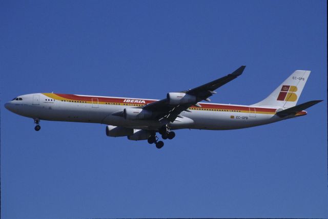 Airbus A340-300 (EC-GPB) - Final Approach to Narita Intl Airport Rwy34L on 1998/11/25
