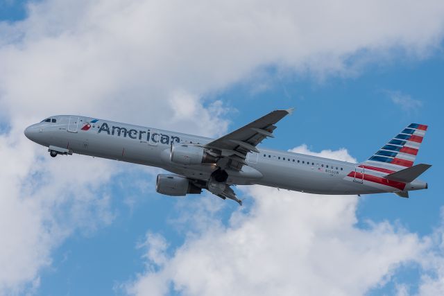 Airbus A321 (N156UW) - N156UWbr /A321-211 SN:5684br /Flight:AAL494 FLL to CLTbr /2017-02-15 KFLL RWY 28Rbr /Photo:Rafael Zorrilla