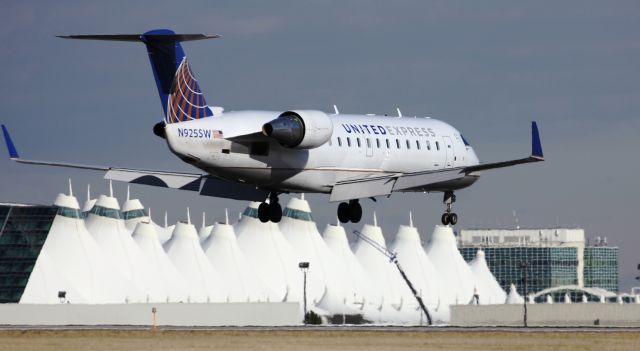 Canadair Regional Jet CRJ-200 (N925SW) - Landing on 35L.