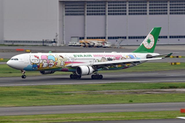 Airbus A330-300 (B-16332) - Hello Kitty Loves Apples Livery