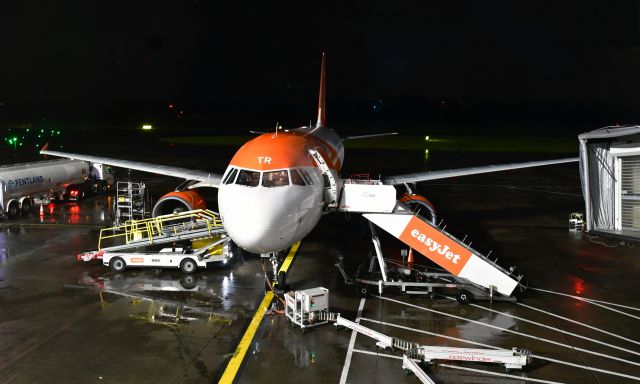 Airbus A320 (G-EZTR) - EasyJet Airbus A320-214 G-EZTR in Edinburgh