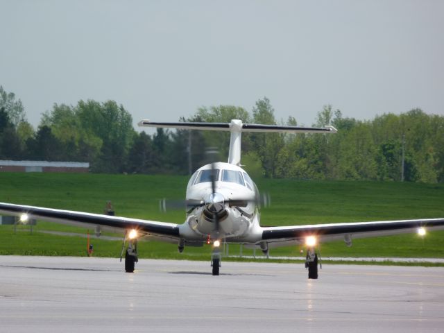 Pilatus PC-21 (N2727K) - taxiing towards avotat hangar.