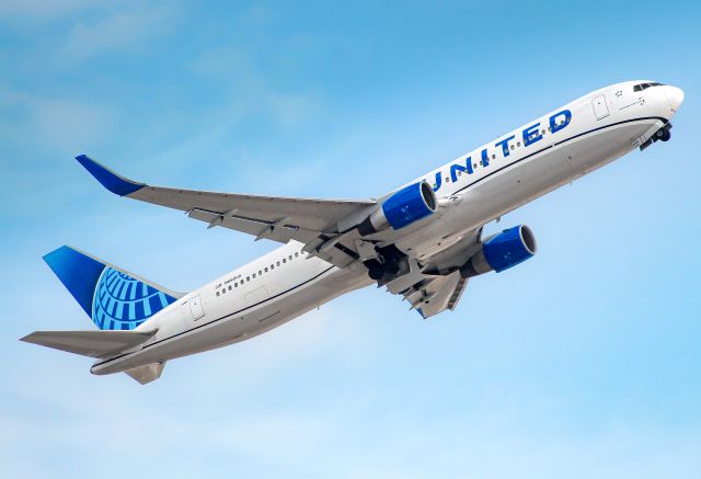 BOEING 767-300 (N769UA) - United climbing out of Houston heading off to Orlando as flight UA413