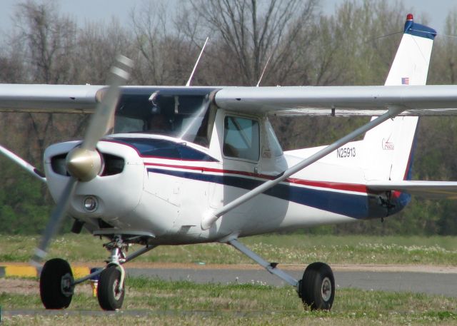 Cessna 152 (N25913) - Taxiing to runway 14 on taxiway Foxtrot at the Shreveport Downtown airport.