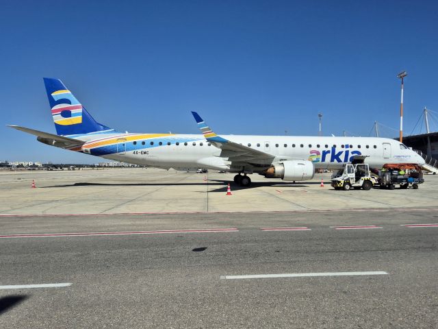 EMBRAER 195 (4X-EMC)