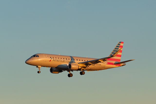 Embraer 170/175 (N266NN)