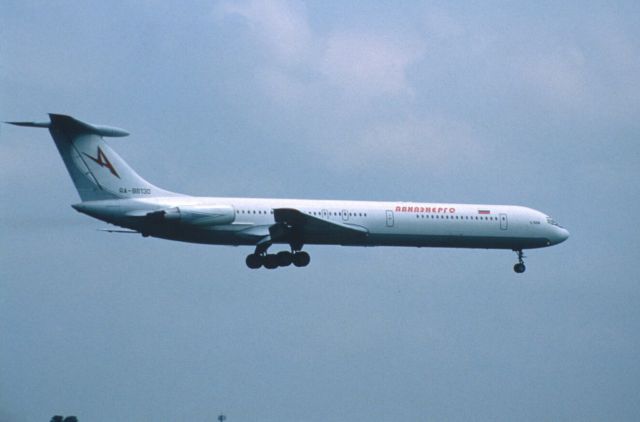 Ilyushin Il-62 (RA-86130) - Short Final at Narita Intl Airport Rwy16R on 2003/08/21