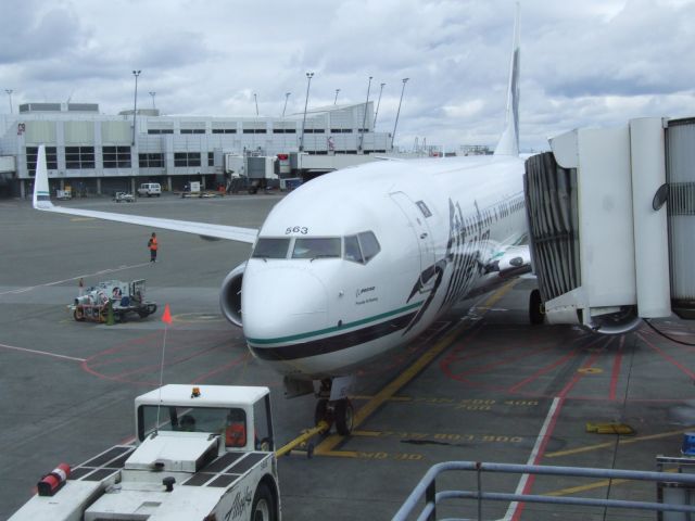 Boeing 737-700 (N563AS)