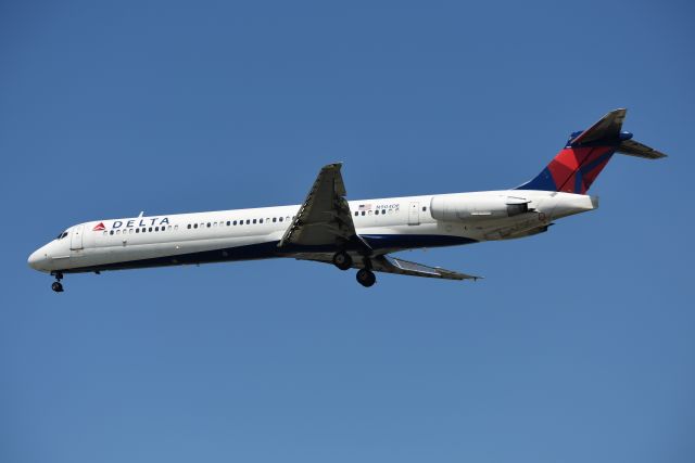 McDonnell Douglas MD-88 (N904DE)