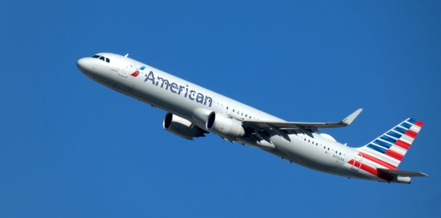 Airbus A321neo (N432AN) - Shortly after departure is this 2021 American Airlines Airbus 321-253NX in the Autumn of 2023.