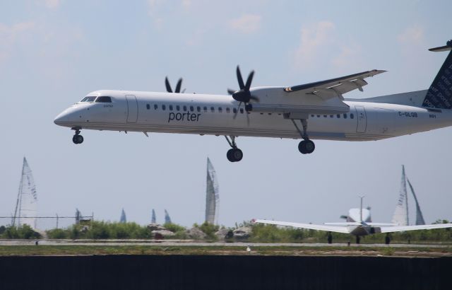 de Havilland Dash 8-400 (C-GLQB)