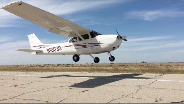 Cessna Skyhawk (N10033)