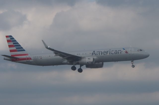 Airbus A321 (N989AU)