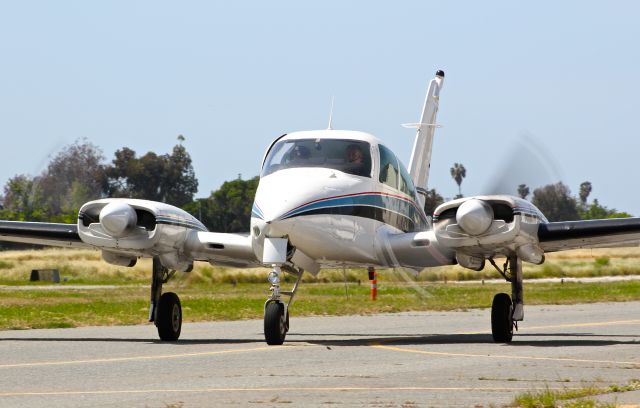 Cessna 310 (N7589Q) - Classic looking 1970 Cessna 310 taxing out for departure at Reid Hillview Airport, San Jose, CA. Its based at nearby Hayward Executive Airport.