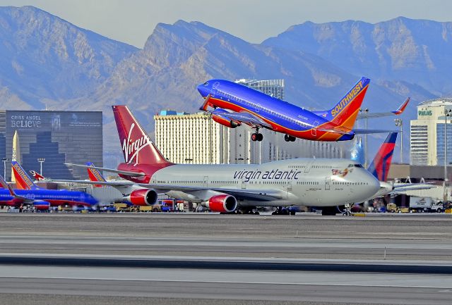 Boeing 737-700 (N552WN) - N552WN Southwest Airlines Boeing 737-7BX - cn 30744 / ln 989  Virgin Atlantic Airways Boeing 747-443 G-VGAL (cn 32337/1272) "Jersey Girl"  - Las Vegas - McCarran International (LAS / KLAS) USA - Nevada, January 10, 2013 Photo: Tomás Del Coro