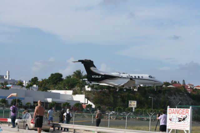 Embraer Phenom 300 (N729JF)