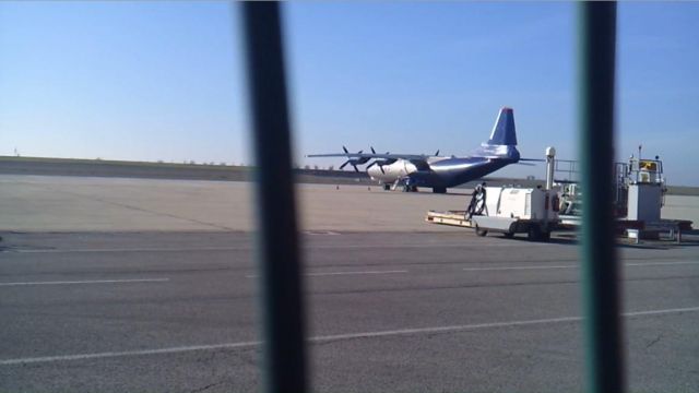Antonov An-12 (EW-338TI) - Un Antonov AN-12 de Ruby Star sur le tarmac