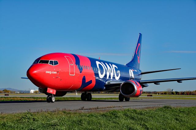 BOEING 737-400 (C-GGWV) - Visiting CYHU on 21-10-2022 with the Toronto Argonauts for a game in Montreal.