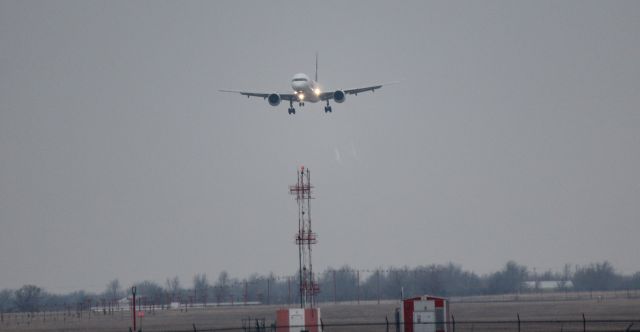 Boeing 757-200 (N991FD) - 030514 on short final for Rwy 1L