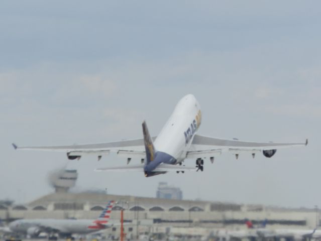 Boeing 747-400 (N415MC)
