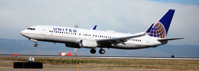 Boeing 737-800 (N76508) - Landing on 16L.