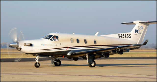 Pilatus PC-12 (N451SS) - Taxing out from the Merced terminal