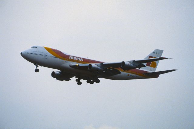 Boeing 747-200 (EC-DLC) - Final Approach to Narita Intl Airport Rwy34 on 1986/10/10