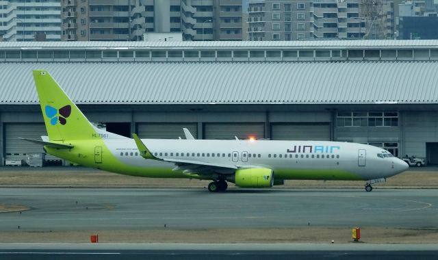 Boeing 737-800 (HL7561) - Taxing at FUK(Fukuoka-Japan) 2016/02/27.