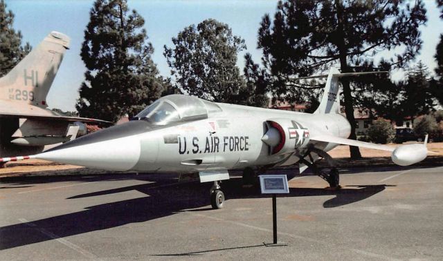 — — - Lockheed F-104 Starfighter