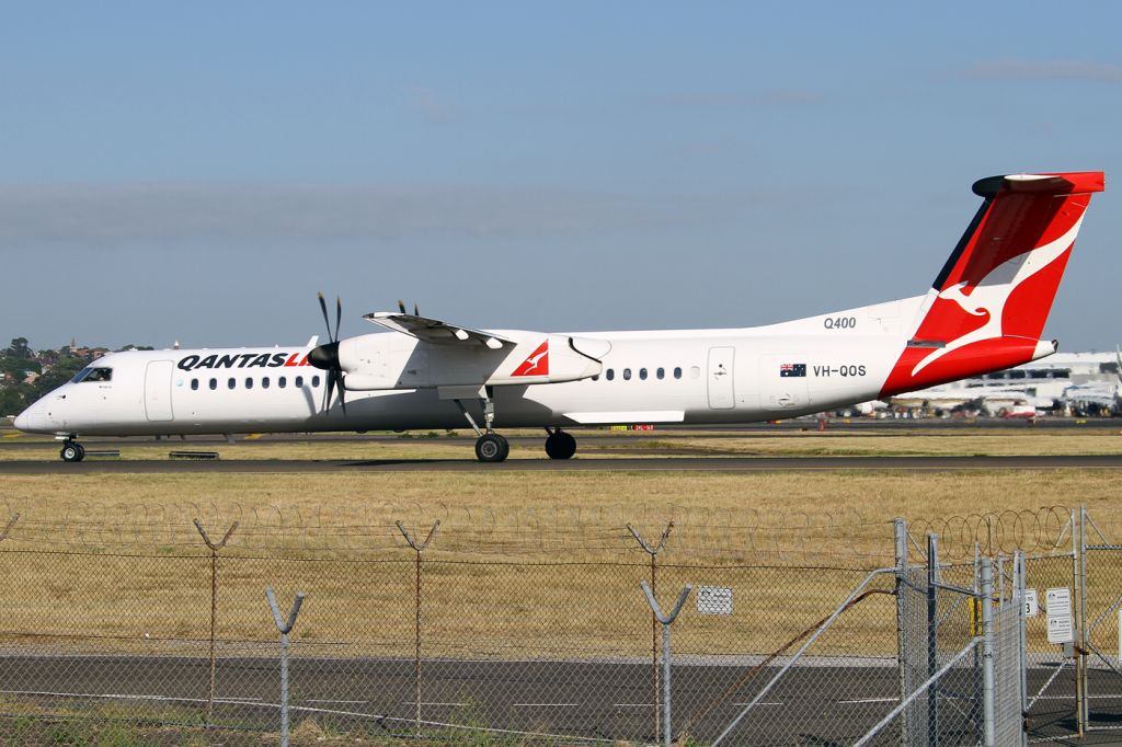 de Havilland Dash 8-400 (VH-QOS)